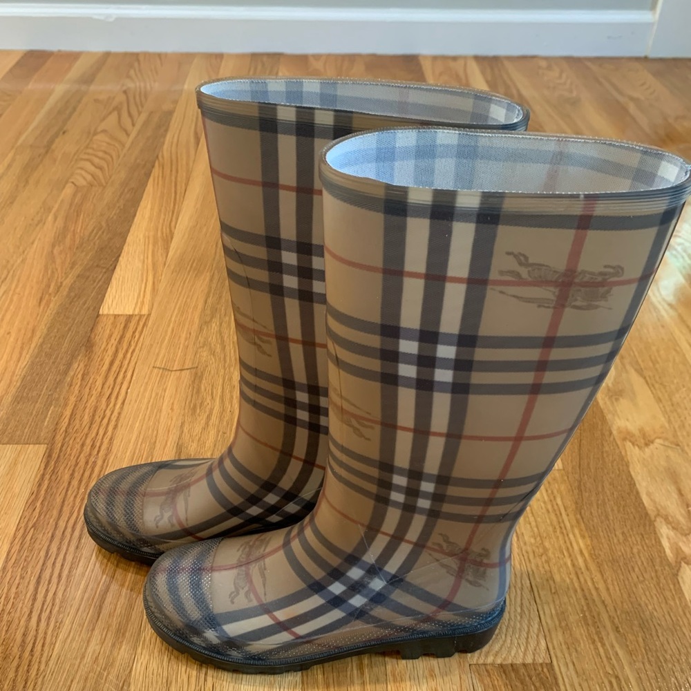 Wore it 2 times, like new Burberry rain / snow boots - Picture 1 of 5